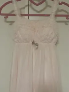 淡いピンクのフリルネグリジェ