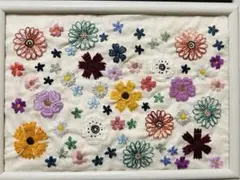 刺繍花柄アート作品（フレーム付き）