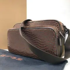 【極美品】印傳屋　ショルダーバッグ　ボディバッグ 伝統工芸品 漆 ロゴ ブラウン