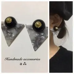 901 ブラック×グレー☺︎太陽ゴールドとべっ甲風トライアングル型ピアス☺︎