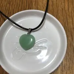 光るハートネックレス