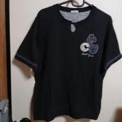 刺繍入り黒いVネックTシャツ