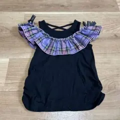 フリル付き黒トップス（チェック柄）