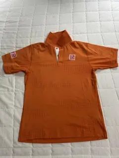 ユニクロ　ロゴ入りシャツ