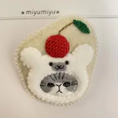 ☆735 サバトラ猫　白くま　ハンドメイド　刺繍ブローチ