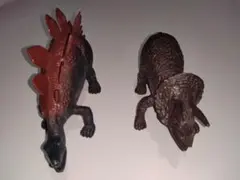 恐竜フィギュア2体