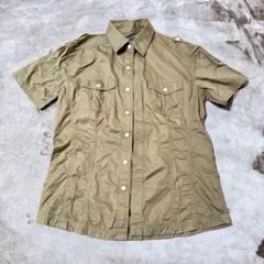 カーキ色ショートスリーブシャツ