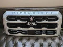 新車外し！トライトン純正フロントグリル　ホワイトダイヤモンド triton_emblem_bk01.jpg?fitin=