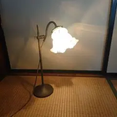 ガラスシェードのテーブルランプ　アンティーク