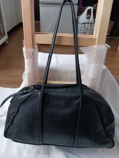 黒のレザーショルダーバッグ