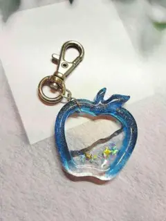 レジンキーホルダー　レジンチャーム リンゴ×青