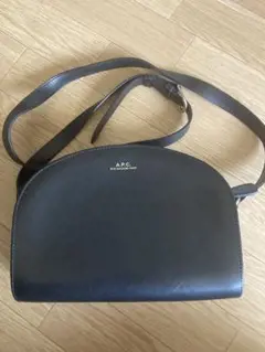 A.P.C. ブラックレザー ショルダーバッグ