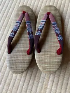 伝統的な草履 ベージュと赤の鼻緒