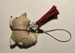 犬型フェルトストラップ 赤いタッセル付き