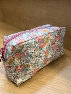 リバティラミネート生地使用の台形ポーチハンドメイド★20cm丸ファスナー使用