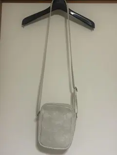 近日処分　ホワイト　ショルダーバック