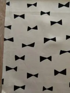 ハギレ　黒いリボンプリントの綿生地　110cm×45cm