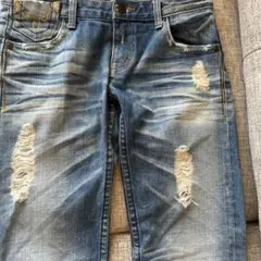 ダメージ加工ブルーデニムパンツ