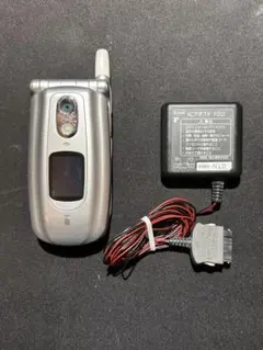 F505iS シルバー 携帯電話本体 充電器付き