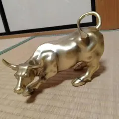 チャージングブル　樹脂製　ゴールド　猛牛　雄牛　オブジェ　置物　風水