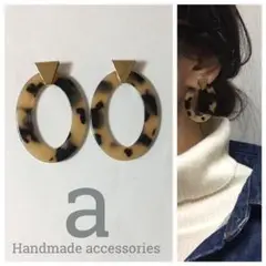 2001-2 ベージュ☺︎べっ甲オーバルフープとメタルゴールドのピアス☺︎