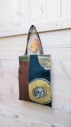 ユニークなデザインの布製トートバッグ