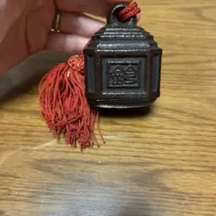 黒い四角形の鈴