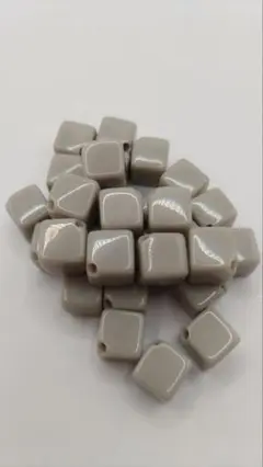 グレー プラスチック スクエアビーズ 約100個