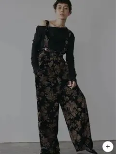 新品タグ付き　Ameri FLOWER PRINT VELOUR PANTS Ameri（アメリ）の「FLOWER PRINT VELOUR PANTS（その他パンツ