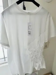 フリル付きホワイトTシャツ