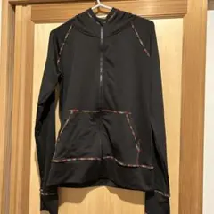 フード付き黒ラッシュガード