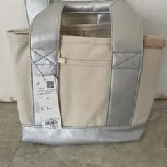 クリーム色とシルバーのトートバッグ