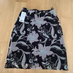 花柄タイトスカート 黒と薄い青