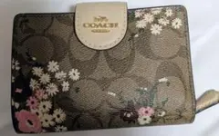 COACH ２つ折り財布ブラウン 花柄　人気　シグネチャー柄 数日