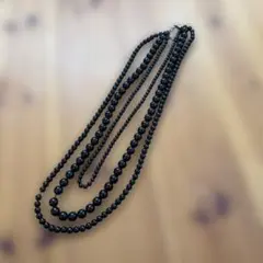 黒いビーズの3連ネックレス