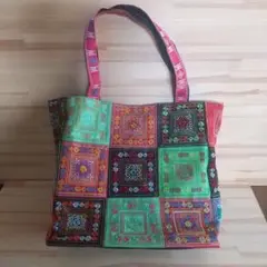エスニック柄のバッグ