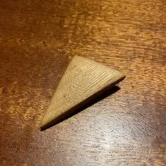 木製三角形ブローチ