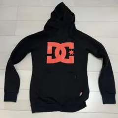 DC フード付きスウェット ブラック/レッド