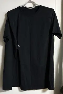 ブラック黒 肩パッド入り　デザインTシャツ サイドリング　スリット