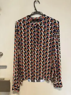 ZARA ユニーク柄のブラウス 日本国旗の様な柄