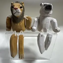 木製ライオンとシロクマの置物