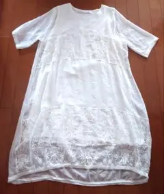 刺繍入りホワイト半袖ワンピース