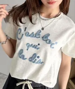 mily bilet ロゴプレート付きカラーフレンチコード刺繍Tシャツ
