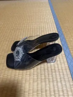 黒のクリアストラップサンダル