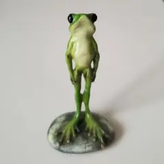 直立するカエルの置物