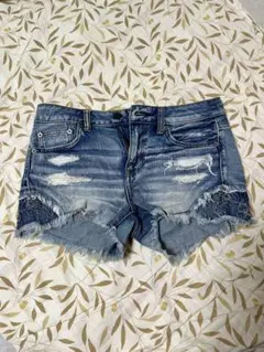 American Eagle ダメージ加工刺繍入りショートパンツ