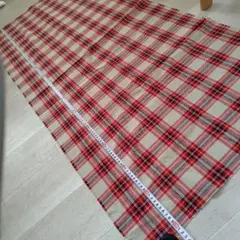 赤とベージュのチェック柄生地 約150cm
