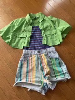 グリーンショート丈シャツ ボーダータンクトップ カラフルショートパンツ セット
