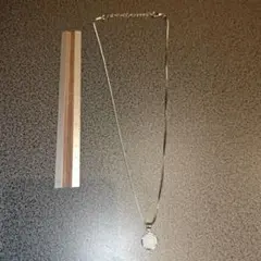 ホワイト円形ペンダントシルバーチェーンネックレス