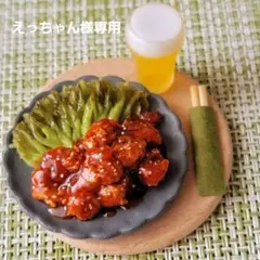 ミニチュアフード ヤンニョムチキンとキンキンに冷えたビール
